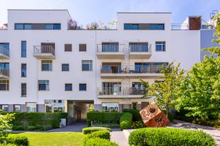 Uitzonderlijk rustig wonen in de bruisende theaterwijk<br /><br />Ligging<br /><br />Rust, privacy én toch midden in het kloppende hart van de stad. In de Henri Van Heurckstraat woon je op een toplocatie tussen het Theaterplein, de Meir en het Mechelseplein, met het exclusieve Botanic Sanctuary om de hoek. Alle winkels, horeca en cultuur bevinden zich op wandelafstand. Openbaar vervoer (metro Meir, tram op de Leien en Centraal Station) bereik je in enkele minuten.<br /><br />Beschrijving<br />De recente luxeresidentie “Leopold” is een verborgen parel die hedendaagse architectuur combineert met rust en groen dankzij de prachtig aangelegde binnentuinen. Het appartement op de eerste verdieping is hoogwaardig afgewerkt en omvat een inkomhal met afzonderlijk toilet, wasberging, badkamer en slaapkamer met dressing.<br />De lichtrijke leefruimte met volledig uitgeruste keuken geeft uit op een zonnig terras met uitzicht op de binnentuin. Warme parketvloeren, ingemaakte kasten en een verfijnde afwerking zorgen voor een luxueus en huiselijk geheel.<br />Inclusief zonwering, meubels, gordijnen en verlichting: volledig instapklaar en een unieke kans op toplocatie.<br /><br />Belangrijkste troeven<br /><br />• Topligging in het historische centrum<br />• Hoogwaardig project met binnentuin<br />• Mogelijkheid tot autostaanplaats of kelder<br />• Instapklaar en onmiddellijk beschikbaar<br />• Volledig bemeubeld<br />• Fietsenberging en binnentuin