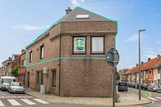 <p><span>Dit uitzonderlijk ruime duplex appartement in Vilvoorde is de perfecte keuze voor wie houdt van ruimte en comfort. Het appartement maakt deel uit van een kleinschalige mede-eigendom met slechts twee units, waardoor er geen maandelijkse lasten te betalen zijn. Via uw eigen privatieve ingang bereikt u de eerste verdieping. U vindt er een lichtrijke leefruimte, een keuken met toegang tot een gezellig terras, een badkamer, een praktische berging en twee slaapkamers. De bovenste verdieping biedt u nog meer mogelijkheden: momenteel zijn er drie afzonderlijke ruimtes ingericht die u naar wens kan omvormen tot extra slaapkamers, een royale hobbyruimte, een thuiskantoor of een combinatie daarvan. De flexibiliteit en de ruimte maken van dit appartement een woning met uitzonderlijk veel potentieel. Ook energiezuinigheid is verzekerd dankzij de uitstekende EPC-score B. De ligging maakt het plaatje compleet: op de verbindingsweg tussen Vilvoorde en Grimbergen en vlakbij de Brusselse Ring geniet u van een vlotte bereikbaarheid naar Brussel en de omliggende gemeenten. Dit appartement combineert dus verschillende troeven. Comfortabel en energiezuinig wonen met heel wat indelingsvrijheid, en dat zonder vaste lasten. Een buitenkans voor wie op zoek is naar een ruime gezinswoning of een waardevaste investering.</span><span> </span></p>