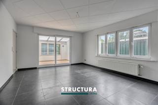 Bent u op zoek naar een betaalbare woonst of een interessante investering? Dan is dit gelijkvloers appartement van ca. 75 m² zeker een bezoek waard. Gelegen in een kleinschalige residentie met beperkte gemeenschappelijke kosten, geniet u hier van een rustige woonomgeving met een vlotte verbinding naar Brussel en alle dagelijkse voorzieningen binnen handbereik. Dankzij de aangename buitenruimte en veranda biedt dit appartement bovendien een extra troef. IndelingHet appartement omvat een inkomhal, een lichtrijke leefruimte, een keuken, één ruime slaapkamer, een badkamer en een berging. Aansluitend bevindt zich een veranda die uitgeeft op de buitenruimte, ideaal om het hele jaar door van extra leefcomfort te genieten.Karakteristieken- Gelijkvloers appartement- Bewoonbare oppervlakte van ca. 75 m²- Gelegen aan de rand van Brussel- Kleinschalige residentie = beperkte gemeenschappelijke kosten- Licht op te frissen- Ideaal als startersappartement of als investering- Goede bereikbaarheid en nabij voorzieningen- Maatregelen in het maatregelenregister: neeOf u nu op zoek bent naar uw eerste eigen woning of een rendabele investering, dit appartement biedt heel wat potentieel op een gegeerde locatie. Interesse? Contacteer ons vandaag nog voor meer informatie of een bezoek ter plaatse via 02 460 80 46 of info@structura.be