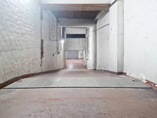 Ruime garagebox met twee staanplaatsen binnen één box, een vrij uniek gegeven. Ideaal voor wie twee wagens veilig en droog wil parkeren, of voor een combinatie van wagen en motor/fietsen. Gelegen onder Residentie Orchidee, gemakkelijk toegankelijk en geschikt voor zowel privégebruik als investering.<br />Afmetingen;<br />Breedte: 4.67m<br />Diepte: 5,10m<br />Hoogte: 2.30m