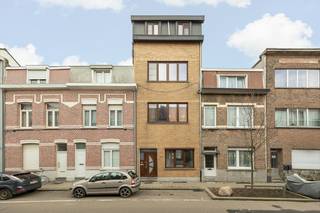 Een huis waar ruimte, flexibiliteit en toekomst samenkomen;<br /><br />Welkom in deze uitzonderlijk ruime woning op een centrale locatie, waar elke verdieping nieuwe mogelijkheden onthult. Dit is geen gewone woning, maar een plek waar gezinnen kunnen groeien, waar generaties samen kunnen wonen en waar toekomstplannen werkelijkheid worden.<br />Met 6 volwaardige slaapkamers en de mogelijkheid tot 8 kamers, gecombineerd met 3 badkamers, biedt deze woning een ongezien ruimtegevoel. Ideaal voor grote of samengestelde gezinnen, kangoeroewonen of wie simpelweg op zoek is naar vrijheid en comfort onder één dak.<br />Dankzij het gunstige EPC (B-label) en het conform elektriciteitsattest geniet u van een energiezuinige en zorgeloze basis — een thuis die niet alleen vandaag, maar ook morgen klopt.<br /><br /><u>Leefruimtes met karakter</u><br />Op het gelijkvloers zorgen twee ruime kamers, een gezellige woonkamer, een grote keuken en een badkamer voor een warme, uitnodigende sfeer. Achteraan wacht een onderhoudsvriendelijke tuin met een zonnig terras van ca. 45 m² — de perfecte plek voor lange zomeravonden, spelende kinderen of rustige momenten in de buitenlucht.<br />De bovenverdiepingen zijn slim en flexibel ingedeeld:<br />Op de eerste verdieping: twee slaapkamers, een badkamer en een praktische wasberging.<br />Op de tweede verdieping: een keuken met aansluitende badkamer en twee ruime slaapkamers — ideaal als aparte leefunit.<br />Op de derde verdieping: opnieuw twee ruime slaapkamers en een wasplaats met achterliggende badkamer.<br />De droge kelder van ca. 80 m², uitgerust met een nieuwe Vaillant condensatieketel, biedt extra opslag en technische ruimte. De aanwezigheid van 3 gasmeters en 2 elektriciteitsmeters onderstreept het unieke potentieel van deze woning.<br /><br /><u>Waarom dit huis?</u><br />Omdat ruimte vandaag een luxe is.<br />Omdat flexibiliteit het verschil maakt.<br />Omdat dit een woning is die meegroeit met uw leven.<br /><br />Een zeldzame kans voor wie op zoek is naar een warme thuis met karakter, mogelijkheden en een centrale ligging.<br />Hier begint uw volgende hoofdstuk.<br /><br />📩 Meer info of een bezoek: info@wellimmo.net<br />📞 03/225 00 68 of 0468/07 55 56 (Gerd)<br /> 
