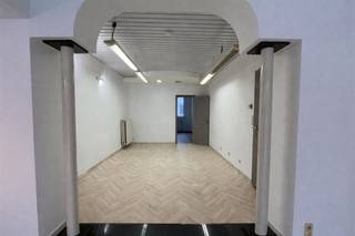 <h2><span>Handelsgelijkvloers op centrale ligging in Mechelen </span></h2><p><span>Op een centrale locatie in de Keizerstraat 19 te Mechelen bevindt zich dit handelsgelijkvloers van 74,40 m², ideaal voor diverse commerciële of professionele doeleinden.</span></p><p><span>De ruimte omvat een inkomhal en een handelsruimte die is ingedeeld in drie delen, waarvan één gedeelte kan worden afgesloten als bureel. Verder is er een keuken met kastinrichting en koelkast, evenals een extra ruimte die kan dienen als archief of opslagplaats.</span></p><p><span>Daarnaast is er een gemeenschappelijk terras waar men gebruik van kan maken en een extra berging.</span></p><p><span>Geschikt voor bureel, winkel, praktijkruimte, <br />(Horeca en night-shop niet toegelaten.)</span></p><p><span>Huurprijs: €850/maand</span></p><p><span> </span></p>
