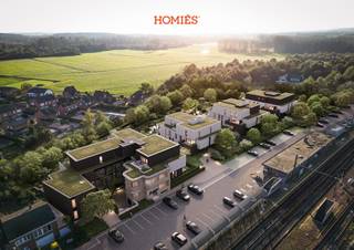 **E-PEIL<10**6%BTW**Dit stijlvolle appartement maakt deel uit van het unieke woonproject d<em>e Bomen. </em>Hier geniet u van een perfecte balans tussen rust, natuur en modern wooncomfort. Het appartement bevindt zich op de eerste verdieping van residentie Beuk en heeft een bewoonbare oppervlakte van 94m². Het beschikt over een lichtrijke woonkamer met open keuken, die volledig naar eigen smaak kan worden afgewerkt. Aansluitend aan de leefruimte vindt u een overdekt, zuidgericht terras van 20m² met een prachtig zicht op het omliggende groen – de ideale plek om tot rust te komen. Verder omvat dit energiezuinige appartement een badkamer met keuze tussen inloopdouche of ligbad, een praktische bergruimte en twee slaapkamers, waarvan één slaapkamer met rechtstreekse toegang tot de buitenruimte. De doordachte architectuur zorgt voor een optimaal ruimtegebruik met een moderne en exclusieve uitstraling. Met innovatieve technieken zoals een geothermische warmtepomp en zonnepanelen voldoet het aan de strengste normen op vlak van energiezuinigheid. Residentie Beuk combineert hedendaagse architectuur met een kleinschalige, exclusieve opzet. Geschikt voor zowel eigen bewoning als interessante investeringsopportuniteit. Wilt u meer weten? Plan uw werfbezoek of vraag meer informatie aan via Info@homies.be of 016 22 82 22.