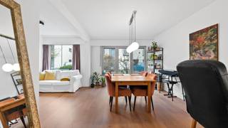 Immo3000 heeft een uiterst gunstig 1 slaapkamer appartement te koop inclusief garagebox en giga zolderberging.<br />Het appartement is gelegen op het gelijkvloers en werd de laatste jaren in zijn geheel verbouwd.<br />Nieuwe ramen, condenserende centrale verwarming, spouwmuurisolatie, etc etc.<br />Je komt binnen in de inkomhal met rechts de ruime leefruimte met living en eetkamer.<br />Centraal in het appartement vinden we de knappe badkamer met douche.<br />Achteraan de grote slaapkamer en ingerichte keuken met doorgang naar het terras.<br />Inclusief de prijszetting koop je een ruime garagebox en zeer grote berging op de bovenste verdieping.<br />Benieuwd? Bel 016 60 3000 en kom een kijkje nemen.