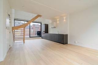 Dit prachtige duplexappartement is gelegen op de derde verdieping van een authentiek herenhuis in de Sint-Niklaasstraat, midden in het hart van Gent. Dankzij de centrale ligging geniet u van alle voordelen van het stadsleven: gezellige cafés, winkels, restaurants en culturele hotspots liggen op wandelafstand. Ook het openbaar vervoer is vlot bereikbaar.<br /><br />De lichtrijke leefruimte sluit naadloos aan op de open, volledig uitgeruste keuken en wordt langs twee zijden omringd door terrassen, waardoor u de hele dag door kan genieten van zon en licht. Op de bovenverdieping bevindt zich de ruime slaapkamer met en suite badkamer, uitgerust met een moderne inloopdouche en dubbele lavabo. Deze indeling biedt een gevoel van ruimte en luxe.<br /><br />Het appartement is beschikbaar vanaf 1/12/2025 voor een maandelijkse huurprijs van €1400 + €140 gemeenschappelijke kosten. Het verbruik van de nutsvoorzieningen is voor de huurder te nemen en het plaatsen van een domicilie is verplicht.<br /><br />Laat deze topper niet aan u voorbij gaan en neem contact op met Elke Janssens van Immo Francois Gent via het nummer 09 247 67 66 of stuur een mailtje naar gent@immofrancois.be!<br /><br />