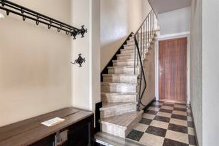 EREMBODEGEM: Ontdek deze te renoveren charmante eengezinswoning in het hart van Erembodegem (Aalst), ideaal voor gezinnen die op zoek zijn naar ruimte en rust. Met een bewoonbare oppervlakte van 173,5m² en een perceel van +/- 3a78ca, biedt dit huis volop mogelijkheden. Binnenin vindt u drie ruime slaapkamers, perfect voor een jong gezin. De badkamer bestaat uit een ligbad, wastafel en toilet. De gezellige leefruimte ademt een warme sfeer uit, met grote ramen die veel natuurlijk licht binnenlaten. De keuken is ruim en kan verder uitgebreid worden. Verder is er een veranda die uitzicht biedt op de aangename tuin, een oase van groen waar u in alle rust kunt genieten. Ruim washok voorzien. Er is een zolderverdieping waarbij men extra slaapkamers kan voorzien. Hoewel er geen garage is, biedt de locatie voldoende parkeermogelijkheden en bent u dicht bij alle voorzieningen van Aalst, zoals winkels, scholen en openbaar vervoer.