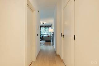 Cet appartement rénové au rez-de-chaussée offre tout le confort nécessaire à ceux qui recherchent un logement agréable et prêt à emménager. <br />L'appartement dispose d'une chambre spacieuse, d'une salle de bains, de toilettes séparées, d'un espace de rangement et est proposé entièrement meublé (À l'exception du lit, de la table basse et du fauteuil). La cuisine entièrement équipée et les finitions modernes et fraîches créent un espace de vie agréable.<br /><br />À l'arrière du bâtiment se trouve un jardin commun où vous pourrez profiter de l'air frais, et pour plus de commodité, un parking commun est également prévu. Dans les environs immédiats, vous trouverez divers magasins, restaurants et une bonne connexion aux transports publics, ce qui rend cet emplacement extrêmement pratique.<br /><br />L'appartement est disponible à partir de 01/10/2026.<br />Les frais mensuels s'élèvent à 120 euros et comprennent une provision pour le chauffage et l'eau, ainsi que les frais communs.<br /><br />N'hésitez pas à nous contacter pour plus d'informations ou pour planifier une visite !