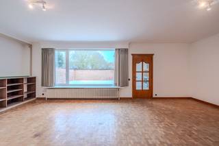 Lichtrijk gelijkvloers appartement te koop gelegen langs de Frère-Orbanstraat te Oostende. Dankzij deze centrale ligging bevindt u zich op enkele wandelpassen van de nodige voorzieningen, het openbaar vervoer, stadscentrum en geniet u een vlotte verbinding met de E40. Indeling:- inkomhal- lichtrijke leefruimte - keuken- zeer zonnig terras (28m²)- badkamer voorzien van een lavabo en ligbad- slaapkamer 1 (14m²)- slaapkamer 2 (12m²)- slaapkamer 3 (9m²)- berging met aansluiting voor wasmachine- afzonderlijk toiletMogelijkheid aankopen garagebox in het gebouw. (5m x 2m68)Graag extra informatie verkregen omtrent dit ruim gelijkvloers appartement met 3 slaapkamers? Aarzel niet ons te contacteren.Deze AI-visualisaties zijn bedoeld als inspiratie. Er werd geen rekening gehouden met technische specificaties, stedenbouwkundige voorschriften of de concrete mogelijkheden tot realisatie.Dit pand is onderworpen aan de renovatieverplichting van de Vlaamse overheid voor residentiële gebouwen (behoudens bij sloop binnen 5 jaar na de aankoop). Consulteer voor meer informatie de website van het Vlaams Energie- en Klimaatagentschap via https://www.vlaanderen.be/een-woning-kopen/renovatieverplichting-voor-residentiele-gebouwen