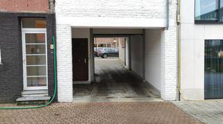 Uitstekende ligging in het centrum van Hasselt.<br /><br />Ondergrondse garagebox met automatische poort en zender.<br /><br />Met de in- en uitrit via de Isabellastraat bent u op enkele passen aan de Molenpoort, het stadcentrum en Quartier Blue!