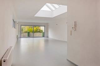 <p><strong>Ruim gelijkvloers appartement in Herzele</strong></p>
<p>Dit appartement bevindt zich op een centrale locatie in Herzele, met alle voorzieningen zoals winkels, openbaar vervoer en scholen in de directe nabijheid.<br /><br />Het volledig vernieuwde appartement profiteert van natuurlijk licht en is instapklaar mits schilderwerken. Bij binnenkomst via de inkomhal betreden we de ruime leefruimte (68 m²), die directe toegang biedt tot het aangename terras (24 m²) en de open keuken met bijbehorende bergruimte.<br /><br />Het appartement omvat tevens een ruime slaapkamer met dressingruimte en een badkamer met inloopdouche en wastafel. Er is ook een apart toilet aanwezig.<br /><br />Er is een kelderruimte inbegrepen.<br /><br />Optioneel is er de mogelijkheid om een autostaanplaats aan te kopen (prijs op aanvraag).<br /><br />SI in aanvraag.</p>