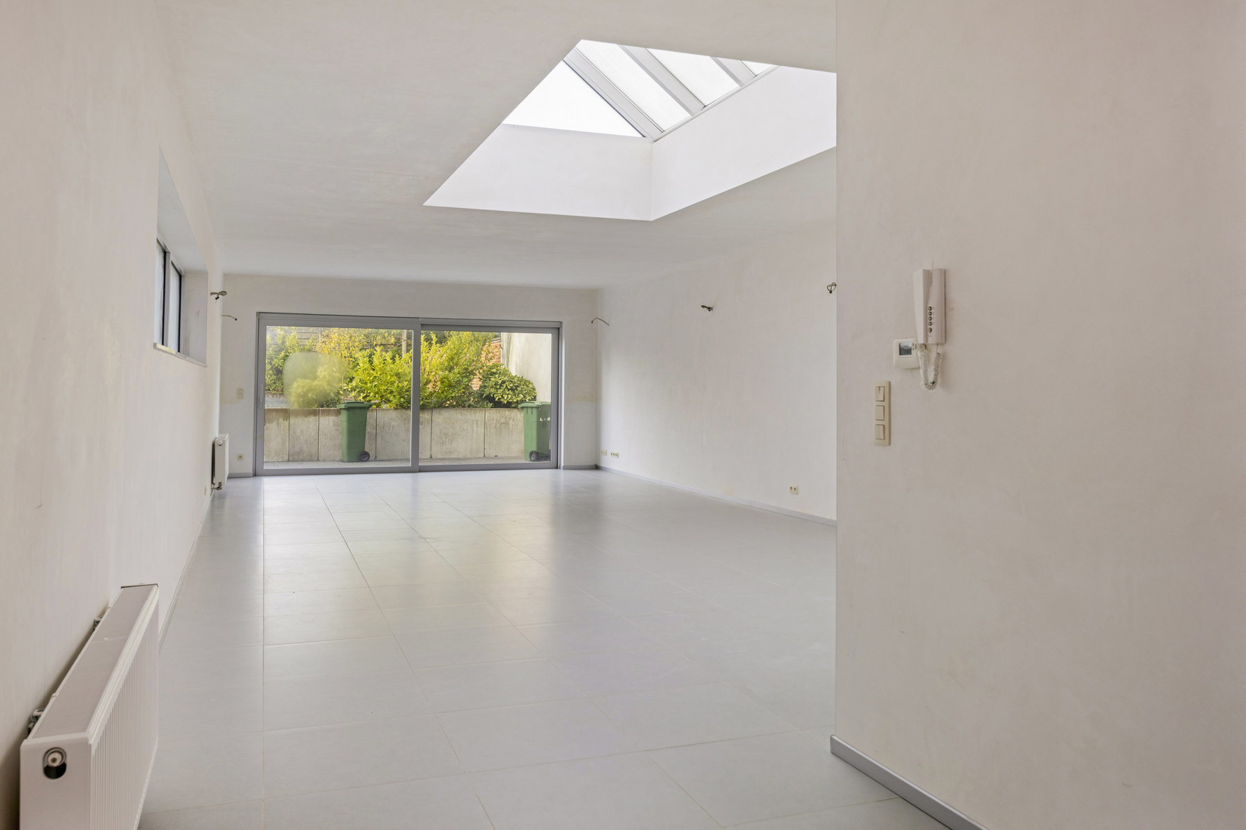 Ruim gelijkvloers appartement met 1 slaapkamer - foto 1