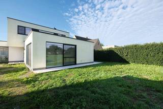 Verhuizen zonder zorgen?<br />Deze instapklare woning is helemaal klaar om haar nieuwe bewoners te verwelkomen. Breng uw meubels mee, richt ze naar uw smaak in en geniet meteen van uw nieuwe thuis – zonder eerst grote werken te moeten uitvoeren.<br /><br />De woning is gelegen op een boogscheut van Maldegem centrum. Met alle voorzieningen zoals winkels, openbaar vervoer, scholen, ... is dit een ideale ligging maar toch geniet u van de nodige rust. Bovendien is er een vlotte verbinding richting binnenland en de kust. <br /><br />De woning is ingedeeld als volgt: <br />Gelijkvloers: inkomhal met ruime vestiare en gastentoilet - open leefruimte met zithoek, eetplaat en open keuken. De keuken is voorzien van alle comfort - aan de keuken vinden we eveneens een praktische berging terug - gelijkvloerse kamer met ensuite badkamer, ideaal voor wie volledig gelijkvloers wil wonen. <br />Tot slot is er de garage die momenteel gebruikt wordt als polyvalente ruimte, deze is dan ook voorzien van grote raampartijen. <br /><br />1e verdieping: 3 volwaardige slaapkamers - afzonderlijk toilet - badkamer voorzien van douche en dubbele lavabo. <br /><br />Buiten: het perceel is visueel afgesloten door middel van een haag waardoor u steeds in alle rust en privacy kunt genieten op het terras of in de tuin. Er is eveneens een ruime oprit die plaats biedt voor meerdere wagens. <br /><br />Contacteer Bonne Vastgoed 7 op 7 voor meer info via 050/73.73.73 of info@bonnevastgoed.be