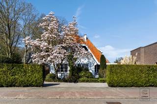 Deze prachtige woning bevindt zich op een royaal perceel van ca. 2350m², ideaal gelegen in het hart van Zandhoven. De woning werd volledig...