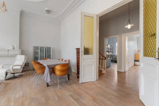 Te koop: ruim instapklaar handelspand met woonst in het centrum van Dendermonde, op een toplocatie in de winkelstraat en met zicht op het water.Deze...