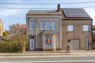 Ruime te renoveren woning met mooie tuin. INDELINGOp de gelijkvloerse verdieping kom je binnen langs de ruime inkomhal met mooie, authentieke...