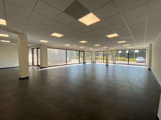 Nieuwbouw  kantoren van 491 m² te huur nabij de R4 te Evergem. De lichtrijke kantoorruimte betreft een open space op de gelijkvloers en...