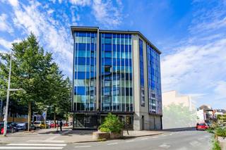 MAIL : antoine.d@weinvest.be | TEL : +32 485 85 64 30<br /><br />We Invest biedt met trots dit prachtige kantoorgebouw aan, ideaal gelegen vlakbij het Gare du Midi. Met zijn zuidoostelijke gevel baadt deze ruimte in natuurlijk licht en biedt het een uitzonderlijke werkomgeving.<br /><br />Deze zeldzame kans biedt u de mogelijkheid om uw kantoren in te richten in een dynamische en centrale omgeving. Met een totale oppervlakte van 756 m² verdeeld over 2 verdiepingen, bestaat elke verdieping uit een twintigtal ruime, goed ingerichte kamers.<br /><br />De onlangs gerenoveerde kantoren hebben grote ramen met dubbele beglazing voor optimale isolatie, elegante vloeren en een plafondhoogte van 2,85 meter. Luchtverwarming en zorgvuldige verlichting zorgen voor een aangename werkomgeving.<br /><br />De ruimtes, variërend van 6 tot 33 m², kunnen worden aangepast aan verschillende teamconfiguraties. Het gebouw is ideaal gelegen in het stadscentrum, met gemakkelijke toegang tot lokale diensten en 4 beveiligde ondergrondse parkeerplaatsen (€150/plek).<br /><br />Er zijn twee liften beschikbaar: de ene bevindt zich in het trappenhuis en is toegankelijk voor iedereen, de andere geeft toegang tot het interieur van elke verdieping via een privébadge.<br /><br />Huur: €9.500/maand<br />Servicekosten: €4.400 per kwartaal (onderhoud van gemeenschappelijke ruimten, water, gas, elektriciteit).<br />Beschikbaarheid: direct!<br /><br />Nu bekijken! Ga voor meer exclusieve woningen naar www.weinvest.be.