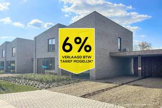 <span>Ontdek deze hedendaagse nieuwbouwwoningen gelegen in de Burgemeester Steyaertstraat.</span>
<p><strong>Troeven:<br /></strong>- Kwalitatieve afwerking met een uitzonderlijk laag E-peil<br />- Hoogwaardige isolatie en innovatieve technieken<br />- Warmtepomp (lucht-water)<br />- Zonnepanelen<br />- Ventilatiesysteem type D<br />- Regenwaterrecuperatie, aangesloten op de buitenkraan en beide toiletten<br />- Volledig afgewerkt met aangelegde tuin, carport en berging<br />- 6% BTW mogelijk</p>
<p>Dankzij zijn doordachte indeling en geoptimaliseerd gebruik van de woonoppervlakte van <strong>145 m²</strong> beschikken deze woningen over <strong>3</strong> mooie slaapkamers, de leefruimte aansluitend aan de open keuken in combinatie met grote raampartijen aan de voor- en achterzijde die een maximale lichtinval garanderen. De ruime tuin met terras en carport maken dit tenslotte de ideaal thuis voor gezinnen of koppels met toekomstplannen.</p>
<p><strong><span>Prijsinformatie:<br /></span></strong><span>De geadverteerde prijs is <strong>exclusief</strong>: <strong>21% btw</strong>, staanplaats, kelderberging, fietsenstalling, aansluitingskosten, notariskosten en registratierechten op het grondaandeel. Onderaan bij <strong>beschikbaarheid</strong> kan u meer informatie terugvinden over de <strong>totaalprijzen</strong> en het voordeeltarief van <strong>6% btw</strong> specifiek per appartement.<br /><br /></span><span></span>Hebt u interesse? Maak dan snel uw afspraak via 014 58 02 08 of via info@immovl.be.</p>