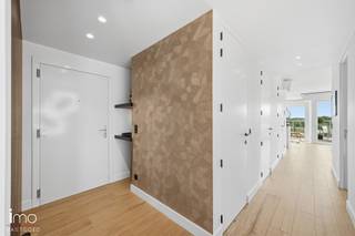 Dit stijlvolle appartement van 131 m² combineert hedendaags wooncomfort met een uitzonderlijke ligging aan de Rupel. De woning verwelkomt je in een ruime, open leefruimte waar comfort en functionaliteit centraal staan. Dankzij de grote schuiframen geniet je van een overvloed aan natuurlijk licht. Het ruime terras vormt hierbij een absolute troef met een prachtig zicht over de rivier.<br /><br />De leefruimte is strak en stijlvol ingericht en afgewerkt met hoogwaardige materialen. De moderne keuken vormt één harmonieus geheel met de woonruimte en is volledig uitgerust met ingebouwde toestellen, waaronder een inductiekookplaat, oven, koelkast en microgolfoven. Het tijdloze wit-grijze kleurenpalet zorgt voor een elegante en serene uitstraling.<br /><br />Het appartement beschikt over drie slaapkamers, momenteel ingericht als bureau, dressing en master bedroom. De master bedroom geniet eveneens van een prachtig uitzicht en beschikt over een praktische inloopdressing. De twee bijkomende kamers zijn multifunctioneel inzetbaar en bieden tal van mogelijkheden als slaapkamer, bureau of hobbyruimte.<br /><br />Verder heeft de penthouse twee badkamers. De badkamer aansluitend aan de master bedroom straalt pure luxe uit en is ingericht met een comfortabel ligbad in marmerlook, een ruime inloopdouche met zwart metalen frame en een moderne wastafel met stijlvolle kranen. Daarnaast is er een aparte, praktische douchekamer aanwezig.<br /><br />Verder is er een praktische bijkeuken met aansluitingen voor wasmachine, droogkast en een extra koelkast, wat zorgt voor extra bergruimte en optimaal gebruiksgemak.<br /><br />Tot slot zijn er twee ruime ondergrondse parkeerplaatsen inbegrepen.<br /><br />Gemeenschappelijke kosten: provisie €166,35/maand.<br /><br />Bekijk ook zeker onze website voor de grondplannen.<br />Meer info via Jean.Heylen@imovastgoed.be of via 015/34.34.54.<br />U kan Imo Vastgoed steeds vrijblijvend contacteren voor een gratis waardebepaling van uw woning.