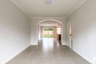 <strong>Huurprijs: 1.600 EUR per maand<br />Kosten plaatsbeschrijving zijn 50/50 te delen door huurder en verhuurder<br />Huurwaarborg = 3 maanden huur<br />Beschikbaar: 01/10/2026<br /></strong>
<p><strong>VOOR DIT EIGENDOM KAN U ZELF EEN BEZOEK INPLANNEN VIA ONZE WEBSITE: www.deboerenpartners.be</strong><br />Als u in aanmerking komt voor dit eigendom, kan u zelf een bezoekmoment selecteren. Om wille van het grote aantal aanvragen, kunnen verzoeken via Immoweb, Spotto of Immoscoop niet behandeld worden. Enkel kandidaturen van onze website, inclusief documentatie en motivatie, komen in aanmerking. Als u moeilijkheden ondervindt met het invullen van de kandidaatstelling, aarzel dan niet om ons te contacteren voor hulp en ondersteuning.<br /><br /><span>Beschrijving van de woning:<br /></span>Bij het betreden van de woning komt u terecht in een verzorgde inkomhal met een apart gastentoilet. Van hieruit bereikt u de ruime en lichtrijke leefruimte, waar de grote schuifpui zorgt voor een aangename verbinding met het terras en de tuin.<br /><br /><span></span>De open keuken is modern afgewerkt en volledig uitgerust met alle hedendaagse comfort, waaronder een vaatwasser, koelkast, inductiekookplaat met geïntegreerde afzuiging, oven en microgolfoven. Aansluitend bevindt zich een praktische berging en toegang tot de inpandige garage.<br /><br />Op de eerste verdieping bevinden zich vierruime slaapkamers, die elk zijn uitgerust met airconditioning. Daarnaast vindt u hier de volledig vernieuwde badkamer, voorzien van een dubbele wastafel met spiegel en opbergkasten, een ruime inloopdouche met regendouche en een stijlvolle afwerking.<br /><br />De tweede verdieping biedt plaats aan een vijfde, zeer ruime slaapkamer, eveneens uitgerust met airconditioning.<br /><br />Ook buiten is het aangenaam vertoeven. De woning beschikt over een nieuw aangelegd terras met overkapping en een onderhoudsvriendelijke tuin, waardoor u in alle rust kunt genieten van het buitenleven.<br /><br />Deze instapklare woning werd volledig vernieuwd en is bovendien uitgerust met zonnepanelen en airconditioning, wat zorgt voor een hoog wooncomfort en een energiezuinig karakter. <br /><br /><span>Bijzonderheden:</span><br />- Recent volledig vernieuwde woning<br />- Instapklaar en afgewerkt met hedendaags wooncomfort<br />- Uitgerust met zonnepanelen en airconditioning<br />- Energiezuinige woning<br />- Centrale ligging nabij winkels, scholen en openbaar vervoer & op fietsafstand van de Grote Markt<br />- Vier volwaardige slaapkamers, allen voorzien van airconditioning<span></span></p>