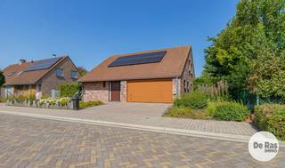 EERSTE BEZOEKDAGEN DINSDAG 25/08 EN WOENSDAG 26/08 VAN 17u TOT 20u (enkel op afspraak!)<br /><br />HOFSTADE - Deze perfect uitgeruste, goed onderhouden woning bevindt zich in een rustige verkaveling te Hofstade. De ligging van dit pand is bijzonder aantrekkelijk met scholen, winkels en horecazaken in de directe omgeving. Daarnaast geniet deze woning van een heel goede bereikbaarheid door de nabijheid van het openbaar vervoer, het station, belangrijke invalswegen en de E40.<br /><br />Naar indeling toe bevindt zich op het gelijkvloers een inkomhal met gastentoilet, een lichtrijke woonkamer, een vernieuwde keuken (2020), een berging, een badkamer, een slaapkamer en een ruime garage die plaats biedt aan twee wagens. De eerste verdieping is momenteel 1 open ruimte maar biedt mogelijkheid tot het creëren van slaapkamers, extra badkamer, hobbyruimte, bureel,... <br /><br />Naar comfort toe beschikt deze woning over centrale verwarming op aardgas, een conforme elektriciteitsinstallatie, zonnepanelen (14), twee thuisbatterijen, dubbele beglazing (hout), airco,...<br /><br />De leuke, onderhoudsvriendelijke tuin is de grootste troef!<br /><br />Kortom, bent u opzoek naar een perfecte uitgeruste woning waar minstens 3 slaapkamers mogelijk zijn, op een goede locatie met tuin? Aarzel dan niet en maak snel uw afspraak: 053/60.65.60<br /><br />De vermelde prijs is een richtprijs. Na ontvangst van de biedingen zal de verkoper beslissen of hij/zij de eigendom verkoopt aan het beste bod. De richtprijs is aldus niet bindend voor de verkoper. Voor meer info kunt u ons contacteren of het reglement raadplegen op onze website.
