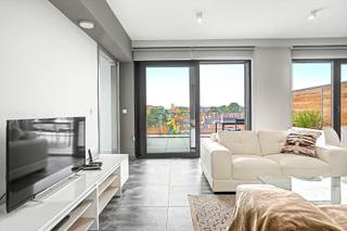 Dit bemeubelde penthouse van 121 m² ligt in een rustige en aangename buurt en geniet van veel natuurlijke lichtinval.<br /><br />Het appartement bestaat uit een inkomhal die uitgeeft op een ruime leef- en eetruimte met een volledig uitgeruste open keuken. Vanuit de leefruimte is er toegang tot het ruime terras. Verder is er een wasruimte en een apart toilet.<br /><br />Er zijn twee slaapkamers met toegang tot een terras. De eerste slaapkamer met ingemaakte kasten heeft een badkamer met douche. De tweede slaapkamer beschikt over een eigen douchekamer.<br /><br />In het gebouw is er de mogelijkheid om een parkeerplaats te huren. Er is ook een gemeenschappelijke fietsenstalling.<br /><br />Provisie gemeenschappelijke kosten: € 150 per maand.<br />Wifi inbegrepen.<br /><br />EPC: D<br /><br />De ligging is goed bereikbaar, met openbaar vervoer, winkels en andere voorzieningen in de buurt.