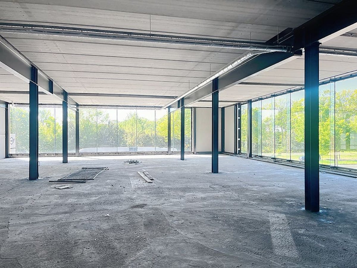 Spacious commercial building (2,570 m²) for rent in Ghent - photo 2