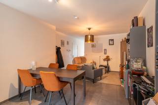 Ontdek dit uitstekend onderhouden appartement, gelegen aan de prachtige Leuvense vaart. Dit appartement biedt u de perfecte combinatie van rust en stadsleven. U bevindt zich op slechts enkele minuten wandelen van het centraal station, met gemakkelijke toegang tot bussen, winkels en scholen. Alles wat u nodig heeft, ligt binnen handbereik.<br /><br />Het appartement zelf straalt comfort en kwaliteit uit. Bij binnenkomst wordt u verwelkomd in een lichtrijke woonkamer. De keuken is volledig uitgerust met hoogwaardige apparatuur, ideaal voor kookliefhebbers. De slaapkamer is ruim en biedt voldoende opbergruimte. De badkamer is mooi afgewerkt.<br /><br />Daarnaast ligt dit appartement op fietsafstand van de groene long van Mechelen: het prachtige Vrijbroekpark. Hier kunt u genieten van ontspannen wandelingen, sportieve activiteiten en de schoonheid van de natuur.<br /><br />Parking inbegrepen!<br />Provisie kosten: €60/ maand<br />Beschikbaar: vanaf maart!<br /><br />Vraag je bezoek uitsluitend aan via de website van Malines Group.