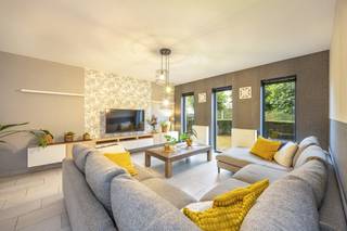 <strong>Uiterst ruime gezinswoning met 5 slpk, 2bdk gelegen in een doodlopende straat omgeven door veel groen en een agrarische omgeving. EPC label B<br /><br />Indeling: 0:</strong> inkomhal - leefruimte - keuken - wasplaats - garage - terras met tuin <strong>+1:</strong> 5 slpk - badkamer <strong>+2: </strong>zolder<br /><br /><strong>Ligging:</strong> Gelegen in een rustige en residentiële straat van het landelijke Wortel. Hier combineert het aangename karakter van een dorpse omgeving met een vlotte bereikbaarheid met Hoogstraten en omliggende gemeenten. Op een boogscheut van Wortel kolonie, troef voor fiets- & wandelliefhebbers maar ook horeca, scholen, openbaar vervoer bevindt zich hier op korte afstand.<br /><br /><strong>Beschrijving:</strong> Bij het betreden van de inkomhal waarnemen we direct de 2 grote troeven van deze woning namelijk ruimte en licht. Zowel de leefruimte als de verdieping zijn voorzien van ruimte en comfort en baden in het licht. De royale leefruimte geniet van zeer veel lichtinval en biedt comfort en ruimte met een direct verbinding met de keuken. Beide genieten van het zicht op de ruime tuin waar het vooral genieten is in alle rust en privacy.<br />De verdieping is voorzien van 5 aangename en ruime slaapkamers waarvan nog de mogelijkheid bestaat om de zolderverdieping mee te integreren als extra ruimte/slaapkamer/hobbyruimte/... . Tevens is er ook een grote badkamer voorzien met meubel en ligbad.<br />Verder geniet deze woning nog van een extra wasplaats met douche in bad alsook een inpandige garage.<br /><br />Troeven hier zijn vooral de aangename ruime vertrekken, veel natuurlijk lichtinval, zonnepanelen, ... waardoor deze woning de ideale woning is voor wie opzoek is naar ruimte!<br /><br />Kortom! Ideale gezinswoning!<br /><br />Bijzondere informatieplicht in aanvraag.