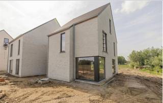 <h3><span>WELKOM OP ONZE OPENDEUR 0P ZATERDAG 20 JUNI VAN 10u TOT 14u</span></h3><h3><span>Jouw nieuwe thuis in Hof ter Heiken</span></h3><p><span>Deze woning maakt deel uit van </span><span>Hof ter Heiken</span><span>, een kleinschalig en duurzaam woonproject waar energiezuinig wonen, hedendaags comfort en een groene leefomgeving centraal staan. Dankzij de doordachte architectuur en kwalitatieve afwerking geniet je hier van een woning die volledig is afgestemd op het moderne gezinsleven.</span></p><p><span>Troeven van deze woning:</span></p><ul><li><span> Type: halfopen bebouwing</span></li><li><span> Doordachte indeling met ruime en lichtrijke leefruimtes</span></li><li><span> 3 volwaardige slaapkamers </span></li><li><span> ruime zolder (64,6m²), creatie extra kamers mogelijk</span></li><li><span> Private tuin met terras en fietsenberging</span></li><li><span> inpandige garage en oprit</span></li><li><span> Energiezuinig dankzij geothermie en 4 zonnepanelen</span></li><li><span> Gebouwd volgens de nieuwste energienormen voor een lage energiefactuur</span></li><li><span> Vandaag nog de mogelijkheid om de afwerkingsmaterialen naar eigen smaak te kiezen</span></li><li><span> De woning bevindt zich in een vergevorderd bouwstadium, waardoor een snelle oplevering mogelijk is</span></li><li><span> Beslis vandaag en geniet binnenkort van een instapklare nieuwbouwwoning, zonder jarenlang te moeten wachten</span></li></ul><p><span> </span></p><p><span>Ontdek hieronder de specifieke indeling, oppervlaktes en kenmerken van deze woning en laat je verrassen door de unieke combinatie van duurzaam wonen, hedendaags comfort en een uitzonderlijke ligging in het groen.</span></p><p><span> </span></p>