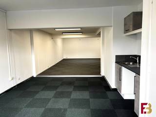 In Merelbeke in het Industriepark vinden we deze kantoorruimte met mogelijkheid tot woongedeelte en een oppervlakte van 175m2. Dankzij de...