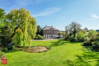 Zeer karaktervolle eigendom in prachtige parktuin van +/- 3ha. Bestaande uit inkomhal, living, eetplaats, keuken, dagelijkse leefruimte, bureel,...