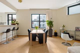 <p>Dit prachtige appartement geniet van een onwaarschijnlijke top ligging in Antwerpen op ’t gegeerde Zuid. The ‘place to be’ in het Antwerpse dankzij de nabijheid van tal van trendy hotspots waaronder de Scheldekaaien, het Museum van Hedendaagse Kunst én de gezelligste bars en restaurants. Hier leef je volledig op het ritme van de stad!</p>
<p>Via de inkomhal betreed je de uiterst zonnige leefruimte met een moderne, open keuken. Deze werd praktisch geïnstalleerd met een oven, dubbele spoelbak, kookvuur en uiteraard voldoende kastruimte. Verder beschikt het appartement over 2 slaapkamers en een nette badkamer met douche en lavabo in meubel. Het toilet is apart.</p>
<p><strong>Maandelijkse kosten:</strong> slechts € 25,00.</p>
<p><strong>Beschikbaar vanaf eind november 2026. </strong></p>
<p><br /><strong>Technische gegevens:</strong> Dak geïsoleerd in 2021, dubbele beglazing. <br /><strong>Bevindt zich niet in een risicozone voor overstromingen (P- en G-score D).</strong></p>