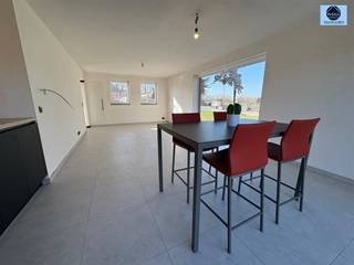 <p><span>HALFOPENBEBOUWING</span></p><p><span>Richtprijs : 374.500 euro</span></p><p><span>Deze prachtig gelegen volledig afgewerkte woning/volledig zelf te kiezen materiaal binnen deze prijs op +~ 5 are grond ligt op een boogscheut van het vakantiedomein De Gavers.</span></p><p><span>Op de benedenverdieping is er een inkomhal met toilet en toegang via de glazen deur naar de lichtrijke living en openkeuken de welke afgewerkt is met kwalitatieve toestellen.</span></p><p><span>Achter de keuken is er een berging.</span></p><p><span>Op de 1e verdieping zijn er 3 ruime kamers en een mooie badkamer met inloopdouche .</span></p><p><span>Er is eveneens een ruime zolder aanwezig .</span></p><p><span>Achter de woning is er een leuke tuin met zicht op de groene omgeving.</span></p><p><span>De woning wordt afgewerkt op geleverd en is onderhevig aan 21 % BTW</span></p><p><span>Zeer gunstig E peil waardoor de eerste 5 jaar geen KI moet betaald worden.</span></p><p><span>Nutsvoorzieningen 5000 euro + BTW.</span></p><p><span> </span></p><p><span>Voor info of bezoek bel 0475/51.40.73 of stuur een email naar info@svena.be</span></p><p><span> </span></p><p><span>Deze gegevens zijn louter informatief en wij kunnen niet aansprakelijk gesteld worden voor eventuele onjuistheden.</span></p><p><span>De bewoonbare oppervlakte is slechts indicatief.</span></p>