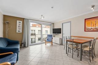 <p>Te koop: ruim appartement in het centrum van Nieuwpoort, op korte afstand van zee, duinen en openbaar vervoer.</p>
<p> </p>
<p>Dit appartement, gebouwd in 2002, biedt een comfortabele indeling met drie volwaardige slaapkamers, ideaal voor gezinnen of wie extra ruimte zoekt. Dankzij de centrale ligging geniet u van alle voorzieningen op wandelafstand, terwijl er bovendien een optie is om een garage in de omgeving aan te kopen. De toeristische zone en het levendige stadscentrum maken dit een aantrekkelijke woon- en investeringslocatie.</p>
<p> </p>
<p>Belangrijkste ruimtes:<br />• Gezellige woonkamer met veel lichtinval en toegang tot het terras<br />• Functionele keuken met voldoende opbergruimte<br />• Drie slaapkamers, elk geschikt voor diverse invullingen<br />• Badkamer met douche en wastafel<br />• Apart toilet<br />• Inkomhal met vestiaire<br />• Terras voor buitenmomenten</p>
<p> </p>
<p>Troeven:<br />• 3 slaapkamers – ruimte voor gezin, gasten of bureau<br />• Optie tot aankoop garage in de omgeving<br />• Centraal gelegen nabij winkels, horeca en openbaar vervoer</p>
<p> </p>
<p>Neem vandaag nog contact op met je ERA-makelaar voor een bezoek.<br />058 222 222 of op gert@eraservimo.be</p>
<p> </p>
<p>JOUW DROOMAPPARTEMENT. ZO GEVONDEN!</p>