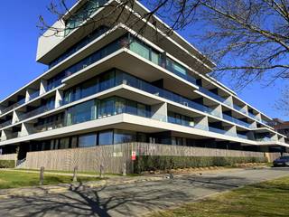 Dit luxueuze appartement met 2 slaapkamers, prachtige inrichting en uniek zicht op de Leie met een topligging in hartje Kortrijk mag terecht een pareltje worden genoemd.<br /><br />Gelegen op de eerste verdieping in de residentie "SENZAFINE" gebouwd in 2021, volledig smaakvol ingericht alsook voorzien van verlichting.<br /><br />Bij het binnenkomen komt u in de inkomhal met aansluitend een enorm lichtrijke, grote leefruimte die onmiddellijk een "wauw" gevoel opwekt. Door de vele raampartijen geniet u van een schitterende lichtinval met daarnaast een uniek water-zicht. Ook de open keuken, die geïntegreerd werd in deze ruime woonkamer, is voorzien van de allerbeste materialen en toestellen. Aanliggend nog een handige extra bergruimte.<br /><br />Verder is er de kwalitatieve badkamer met douche, bad, dubbele lavabo en toilet met daarnaast 2 slaapkamers. <br /><br />Vanuit de leefruimte is er toegang tot het mooie ruime terras waar men geniet van een open Leiezicht.<br /><br />Energiezuinigheid troef, voorzien van hoogrendementsbeglazing, sterke isolatie en vloerverwarming alsook aangename zuidelijke oriëntatie. <br /><br />Huurprijs: 1.200 EUR + 70 EUR syndic of een totaal van 1.270 EUR<br />Adres: Doornstraat 5/13, 8500 Kortrijk<br />Onze referentie: DEV4942