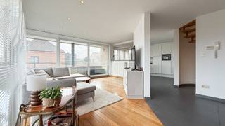 Bij ImmoFusion 7/7 “open huis” : klik op onze 3D-TOUR.<br />Ervaar vastgoed alsof je er zelf doorloopt!<br /><br />Welkom in deze instapklare en verrassend ruime woning gelegen aan de Zolderse Kiezel 81A. <br /><br />Dankzij de aparte ingang geniet u hier van extra privacy en comfort. Bij het binnenkomen valt meteen de grote open leefruimte aan de linkerzijde op, die door haar overvloedige lichtinval een bijzonder aangename woonbeleving biedt. De warme houten vloer in de living versterkt het gezellige karakter van de ruimte, die naadloos overgaat in de recent vers geverfde keuken. <br />Deze is praktisch ingericht en uitgerust met een afwasmachine, wasbak, inductievuur, dampkap en frigo, met bovendien de mogelijkheid om een microgolf of oven in te bouwen. Aan het keukeneiland zijn krukken voorzien, ideaal om comfortabel te ontbijten of gezellig samen te zitten.<br /><br />Achter de keuken bevindt zich een handige berging met alle nodige aansluitingen, waardoor deze perfect kan worden ingericht als wasruimte of voor het plaatsen van een extra frigo of diepvries. Op het gelijkvloers bevindt zich tevens de eerste, bijzonder ruime slaapkamer die dankzij een Velux-raam geniet van aangenaam natuurlijk licht. Verder in de woning vinden we een tweede ruime slaapkamer met een eigen douche en spoelbak, wat zorgt voor extra comfort en privacy.<br />In de hal is er een gastentoilet en ruimte voorzien voor een kapstok.<br /><br />De goed onderhouden badkamer beschikt over een ligbad, een groot meubel met een praktische “hem en haar”-indeling en een tweede toilet. <br /><br />De masterbedroom geniet van een mooie lichtinval door twee Velux-ramen en biedt een aangename en rustgevende sfeer. <br />De vierde slaapkamer is eveneens volwaardig en loopt door naar de zolder, wat bijkomende opbergmogelijkheden creëert. <br /><br />Vanuit de living heeft u toegang tot het balkon, een fijne plek om even tot rust te komen. <br /><br />Bij de woning is bovendien een parkeerplaats inbegrepen.<br /><br />De ligging is een absolute troef: rustig wonen in Tuilt met een vlotte verbinding naar de snelweg en het centrum van Hasselt.<br /><br />Pluspunten:<br />- Aparte ingang met extra privacy<br />- Zeer lichtrijke open leefruimte met warme houten vloer<br />- Volledig uitgeruste keuken met eiland<br />- Vier volwaardige slaapkamers<br />- Balkon en inbegrepen parkeerplaats<br />- Rustige ligging met vlotte bereikbaarheid<br /><br />Voor een bezichtiging ter plaatse of meer info, bel ons op 078/78.78.70, of kom gewoon binnen op ons kantoor, steeds welkom!