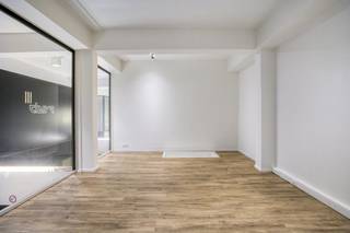 Het handelspand van ca. 54m² bestaat uit 2 verdiepingen van elk ca. 27m² en is volledig instapklaar. Met haar ligging in Galerij De Meester, gelegen tussen de Grote Markt en de Ooststraat en met gekende zaken als Boggi, Orange, Pulpe, ... in de galerij, zit je pal in het commerciële centrum van Roeselare. Zo is er ook directe parkeergelegenheid bij het pand beschikbaar. Zowel geschikt voor handel, kantoor als voor horeca. Het pand is voorzien van elektriciteit, stadswater, internet en beschikt over een eigen toilet. Bent u geïnteresseerd in bedrijfsvastgoed bestaande uit een handelspand te huur in Roeselare? Aarzel dan niet om ons te contacteren op het nummer 051 21 22 23.