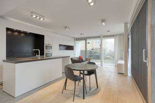 In de Rietveld-residentie Jean Prouvé te Sint-Idesbald (Koksijde) vinden we dit modern appartement (93 m²) met 2 slaapkamers en mooi terras (16 m²)...