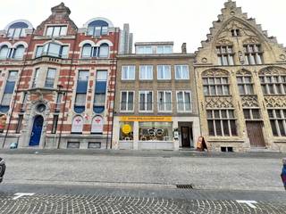 Het appartement bevindt zich in het centrum van Ieper op wandelafstand van de Grote Markt, scholen, openbaar vervoer, lokale handelaars... en...
