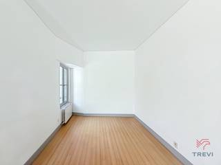 BRUSSEL: Tussen de Beurs en de Grote Markt, mooi appartement met 1 slaapkamer van ±71 m², gelegen op de 3e verdieping zonder lift. Het appartement is als volgt ingedeeld: woonkamer van ±30 m², ingerichte keuken (oven, kookplaten, afzuigkap, koelkast, vriezer en vaatwasser), toilet, badkamer met wasmachine, slaapkamer van ±15 m² en kelder nr. 3. Kosten: voorschot van 120 €/maand, inclusief koud water, gemeenschappelijke kosten en onderhoud van de verwarmingsketel. EPC D+. Beschikbaar vanaf 15/09/2026.<br /><br />
<p>On the 3rd floor, no elevator:</p>
<p></p>
<p>- Living room ±30m²</p>
<p>- Fully equipped kitchen (oven, stovetop, range hood, refrigerator, freezer, and dishwasher)</p>
<p>- Toilet</p>
<p>- Bathroom with washing machine</p>
<p>- Bedroom ±15m²</p>
<p></p>
<p>Storage unit n°3</p>