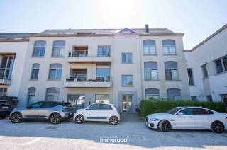 Goed gelegen, ruim appartement met parkeerplaats voor de deur.Gezellig appartement met grote living met moderne, open keuken met kookeiland, 2...