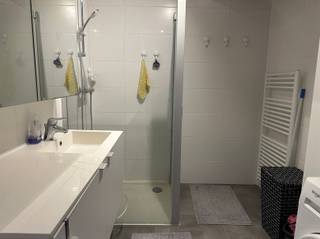 <p><span>Modern appartement met 1 slaapkamer rechtover het station van Waregem.</span></p><p><span> </span></p><p><span>INDELING</span></p><p><span>Het appartement omvat een inkomhal met toilet, een living met open keuken voorzien van alle comfort, een ruime slaapkamer en een badkamer met inloopdouche.</span></p><p><span>Verder hoort er bij het appartement een  autostaanplaats.</span></p><p><span> </span></p><p><span>PRAKTISCH</span></p><p><span>Het appartement is verhuurd aan 650€ huur/maand en 60 € gemeenschappelijke kosten.</span></p><p><span>Epc A label.</span></p><p><span>Elektriciteit is conform.</span></p><p><span>Het appartement is geschilderd en van armaturen en gordijnen voorzien.</span></p><p><span> </span></p><p><span>Voor meer info en/of het maken van een afspraak bel Eefje van Immo D'hondt 0498 88 88 89.</span></p>