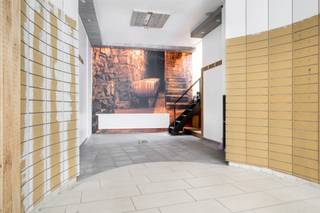 <p><span>Charmant en veelzijdig handelspand in hartje stad</span></p><p><span>Dit super goed gelegen winkelpand beschikt over een handelsgelijkvloers van </span><span>48 m²</span><span> met achteraan een praktische bergruimte en toilet. Dankzij de open indeling leent de ruimte zich uitstekend tot diverse handelsactiviteiten.</span></p><p><span>Op de </span><span>eerste verdieping</span><span> bevindt zich een royale ruimte van </span><span>44 m²</span><span>, voorzien van een basiskeuken. Deze etage kan perfect ingericht worden als bureau, workshopruimte of zelfs een gezellige leefruimte.</span></p><p><span>De </span><span>tweede verdieping</span><span> is ingedeeld in twee aparte kamers, met een badkamer (douche, lavabo en toilet) en een klein terrasje, ideaal om even tot rust te komen.</span></p><p><span>Wat dit pand zo bijzonder maakt, is de </span><span>authentieke charme</span><span> die het uitstraalt: hoge ramen die veel licht binnenlaten, een warme uitstraling en een indeling die uitnodigt tot creatief gebruik. Het pand combineert functionaliteit met karakter, waardoor het zich vlot laat aanpassen aan uiteenlopende concepten.</span></p><p><span>Bovendien ligt het in een levendige winkel-wandelstraat die fungeert als verbindingsweg naar de </span><span>Botermarkt, de Grote Markt en de Bruul</span><span> een toplocatie die zowel locals als passanten aantrekt.</span></p><p><span>Opmerking:</span><span> uitbating in de horeca is niet toegelaten.</span></p>