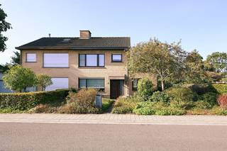 - Op www.koosi.be kan u een uitgebreide omschrijving van deze woning terugvinden. - Gelegen op een prachtig perceel van maar liefst 1115m² nabij centrum Putte, Stabroek en Moretusbos vinden we deze ruime half-open bebouwing.Qua ruimtes hebben we een ideale ééngezinswoning met onder andere een ruime woonkamer, leefkeuken, recente badkamer en 4 slaapkamers.Achter op het perceel staat nog een ruime dubbele garage en recent is er nog geïnvesteerd in airconditioning, spouwmuurisolatie, zonnepanelen en thuisbatterij.Een ideale woning met grote tuin voor een gezin of (kleine) zelfstandige die nood heeft aan stockageruimte aan de woning.- Interesse? stef@koosi.be -