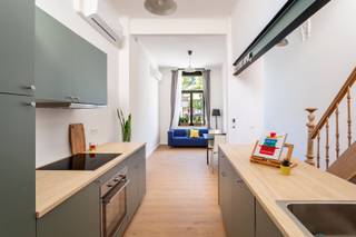 Smaakvol gerenoveerde woning met EPC A<br /><br />Locatie<br />Gelegen op een centrale locatie aan de grens van Borgerhout, vlak bij de vernieuwde Stuivenbergsite, bevindt zich deze volledig gerenoveerde stadswoning. Dankzij de uitstekende bereikbaarheid, talrijke voorzieningen in de directe omgeving en de nabijheid van het stadscentrum geniet u hier van een ideale combinatie tussen comfortabel en stads wonen. Mobiscore: 9,5/10!<br /><br />Beschrijving<br />De woning onderging in 2025 een grondige totaalrenovatie. Daarbij werd bijzondere aandacht besteed aan energiezuinigheid en wooncomfort. Zo werden de muren, vloeren en daken geïsoleerd, werden nieuwe ramen met driedubbele beglazing geplaatst en werd de woning uitgerust met lucht-luchtwarmtepompen die zowel kunnen verwarmen als koelen. Het resultaat mag er dan ook zijn: een uitstekende EPC-score A. Bij het betreden van de woning komt u terecht in de lichtrijke leefruimte die naadloos aansluit op de volledig nieuwe open keuken. Deze werd uitgerust met kwalitatieve toestellen, een centraal keukeneiland en tal van opbergmogelijkheden. Achteraan bevindt zich een praktische wasruimte met maatwerkkasten met aansluitingen voor wasmachine en droogkast. Deze ruimte kan eveneens dienst doen als bureau, leeshoek of extra zithoek. De karaktervolle trap, recent gezandstraald en gevernist. Op de eerste verdieping bevindt zich de stijlvolle, volledig vernieuwde badkamer met inloopdouche en dubbel lavabomeubel, evenals een ruime slaapkamer. De bovenste verdieping wordt ingenomen door de royale master bedroom. Dankzij de hoge plafonds, grote dakramen met zonwering en overvloedige lichtinval geniet deze ruimte van een bijzonder aangename sfeer. Daarnaast is hier ook extra sanitair voorzien met een bad en een lavabomeubel. Kelder ter beschikking. Bewoonbare opp. volgens EPC: 105m².<br /><br />Bijzonderheden<br />- Recente renovatie (2025)<br />- Uitstekend EPC-label A<br />- Conforme elektriciteit<br />- Asbestveilig<br /><br />Verplichte vermeldingen<br />EPC: 69 kWh/m²<br />P-score: C<br />G-score: C<br />Stedenbouwkundige inlichtingen: Gvg, Gvv, Gmo, Wg, Vkr