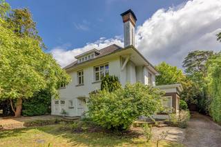 <p><span>Riante jaren '30 villa te "Koningshof"</span></p><p><span> </span></p><p><span>* Gelijkvloers : inkomhal op lichte natuursteen met gastentoilet en vestiaire, woonkamer op prachtige massieve parket met veel lichtinval, originele jaren 30 keuken op keramische tegels met bijkeuken, ruim bureel op keramische tegels, inpandige garage, terras deels in hout en deels in breuksteen.</span></p><p><span> </span></p><p><span>* Verdieping : nachthal op sisal tapijt, 6 ruime slaapkamers op parket en 1 extra bergkamer op parket, vernieuwde badkamer met ligbad / douche / wastafel en toilet.</span></p><p><span> </span></p><p><span>* 2de verdieping: via vaste trap naar mogelijks nog 2 slaapkamers.</span></p><p><span> </span></p><p><span>- kelder</span></p><p><span>- CV gas condensatie ketel</span></p><p><span> </span></p><p><span>Gelegen in het gegeerde Koningshof, geniet deze villa van een rustige en groene omgeving en tal van sportfaciliteiten, scholen en winkels in de buurt.<br />Een unieke opportuniteit voor wie ruim wil wonen op een toplocatie.</span></p><p><span> </span></p>