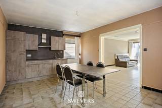 Uniek in Sint-Truiden: 223 m² woonruimte én een garage van ca. 100 m²! Deze ruime woning in de Sint-Jansstraat 13 ligt op slechts 1 km van de Grote Markt en onderscheidt zich door haar uitzonderlijke garage met plaats voor meerdere wagens. Ideaal voor autoliefhebbers, hobbyisten of wie op zoek is naar veel werk- en opslagruimte. De woning beschikt daarnaast over een ruime leefruimte, een vernieuwde keuken en 2 slaapkamers. Het dak werd vernieuwd in 2011, de keuken in 2021 en de garagepoort in 2023. Ontdek alle mogelijkheden en foto’s op www.swevers.be of plan uw bezoek via 012 699 900.<br /><br />Bron bewoonbare oppervlakte: EPC-verslag. Dit pand is onderworpen aan de renovatieverplichting van de Vlaamse overheid voor residentiële gebouwen (behoudens bij sloop binnen 5 jaar na aankoop). Meer informatie vindt u via de website van het Vlaams Energie- en Klimaatagentschap.