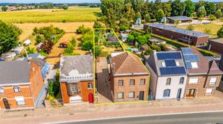 <p><span>Welkom bij deze interessante woning te Moleken 8 Wichelen. Gelegen op een mooi perceel van 800m² geniet je hier van een woning dat zowel ruimte als mogelijkheden aanbiedt. De woning is centraal gelegen, waardoor verschillende voorzieningen in de directe nabijheid zijn, denk maar aan winkels, school, openbaar vervoer en ontspanning! </span></p><p><span> </span></p><p><span>Bij het betreden van de woning word je verwelkomd in een uitnodigende inkomhal. De lichtrijke woonkamer, uitgerust met een gezellige gashaard, vormt het warme hart van het huis en biedt alle comfort voor ontspannen momenten. Aansluitend vind je de ruime keuken. Verder beschikt het gelijkvloers over een praktische wasruimte, badkamer met toilet, dubbele lavabo en ligbad. Er is tevens een veranda en nog extra bergruimte aanwezig, die verdere mogelijkheden naar uitbreiding geeft. </span></p><p><span> </span></p><p><span>Op de bovenverdieping bereik je drie slaapkamers en via een vaste trap is er toegang tot zolder waar nog mogelijkheden zijn tot het creëren van een extra kamer. </span></p><p><span> </span></p><p><span>Ook buiten stelt dit pand niet teleur: de levendige, volwassen tuin nodigt uit tot ontspanning, en geeft een waar vakantiegevoel in eigen land. Hier kan je genieten van buitenterras met overkapping, een leuke moestuin, plek voor dieren te houden en zoveel meer. </span></p><p><span> </span></p><p><span>Hoewel de woning op energetisch vlak nog aanpassingen nodig heeft, is hier een mooie basis aanwezig voor een prachtige thuis te maken. </span></p><p><span> </span></p><ul><li><span>EPC: 665 kWh/(m²jaar) – Label F (renovatieverplichting van toepassing) </span></li><li><span>Elektriciteit conform</span></li><li><span>CV op gas + elektrische verwarming</span></li></ul><p><span>Ben je op zoek naar een interessante woning met prachtige tuin? Dan is dit pand te Moleken absoluut een bezoek waard!</span></p><p><span> </span></p><p><span>Neem contact op met Quinten van Immo Zone op 0485/02.48.04 – quinten@immo-zone.be voor meer informatie of een bezichtiging.</span></p><p><span> </span></p><p><span>Alle documenten zijn reeds te raadplegen via de website van Immo Zone.</span></p><p><span> </span></p>