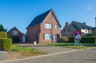 Deze woning is rustig gelegen in een aangename woonwijk, gecombineerd met de nabijheid van het centrum van Meerhout, maakt deze woning extra interessant. Winkels en andere dagelijkse voorzieningen bevinden zich op korte afstand, terwijl je thuis kan genieten van een rustige woonomgeving. Uitgestrekte natuurgebieden, bossen en verschillende fiets- en wandelroutes bieden volop mogelijkheden om te ontspannen en van het buitenleven te genieten.<br /><br />De woning is gelegen op een perceel van 555 m² en beschikt over drie slaapkamers, een zolder, een kelder en een ruime vrijstaande garage. Dankzij de open bebouwing en de beschikbare ruimte biedt deze woning heel wat potentieel voor wie zijn toekomstige thuis graag naar eigen smaak wil inrichten en moderniseren.<br /><br />Via de inkomhal betreedt u de woning. Op het gelijkvloers bevinden zich de leefruimte, de keuken, een praktische wasplaats, toilet en de badkamer.<br /><br />De eerste verdieping omvat een nachthal die toegang geeft tot drie slaapkamers.<br /><br />Daarnaast beschikt de woning over een zolder en een kelder, ideaal als extra bergruimte.<br /><br />Buiten vormt de ruime vrijstaande garage een belangrijke troef, die zorgt voor extra bergruimte en praktisch comfort.<br /><br />Het ruime terras vormt een aangename plek. Bovendien bestaat de mogelijkheid om de tuin aan de zijkant van de woning verder uit te breiden, waardoor je nog meer buitenruimte kan creëren.<br /><br /><strong>Troeven van deze woning</strong>
<ul>
<li><span>Vrijstaande woning op een perceel van 555 m²</span></li>
<li><span>Drie slaapkamers</span></li>
<li><span>Ruime vrijstaande garage</span></li>
<li><span>Centrale ligging nabij het centrum van Meerhout</span></li>
<li><span>Tal van mogelijkheden om de woning naar eigen smaak te moderniseren</span></li>
</ul>
<br />Interesse? We nemen graag de tijd om je deze woning ter plaatse te laten ontdekken.<br />📞 014 84 83 69<br />✉️ info@sublimmo.be